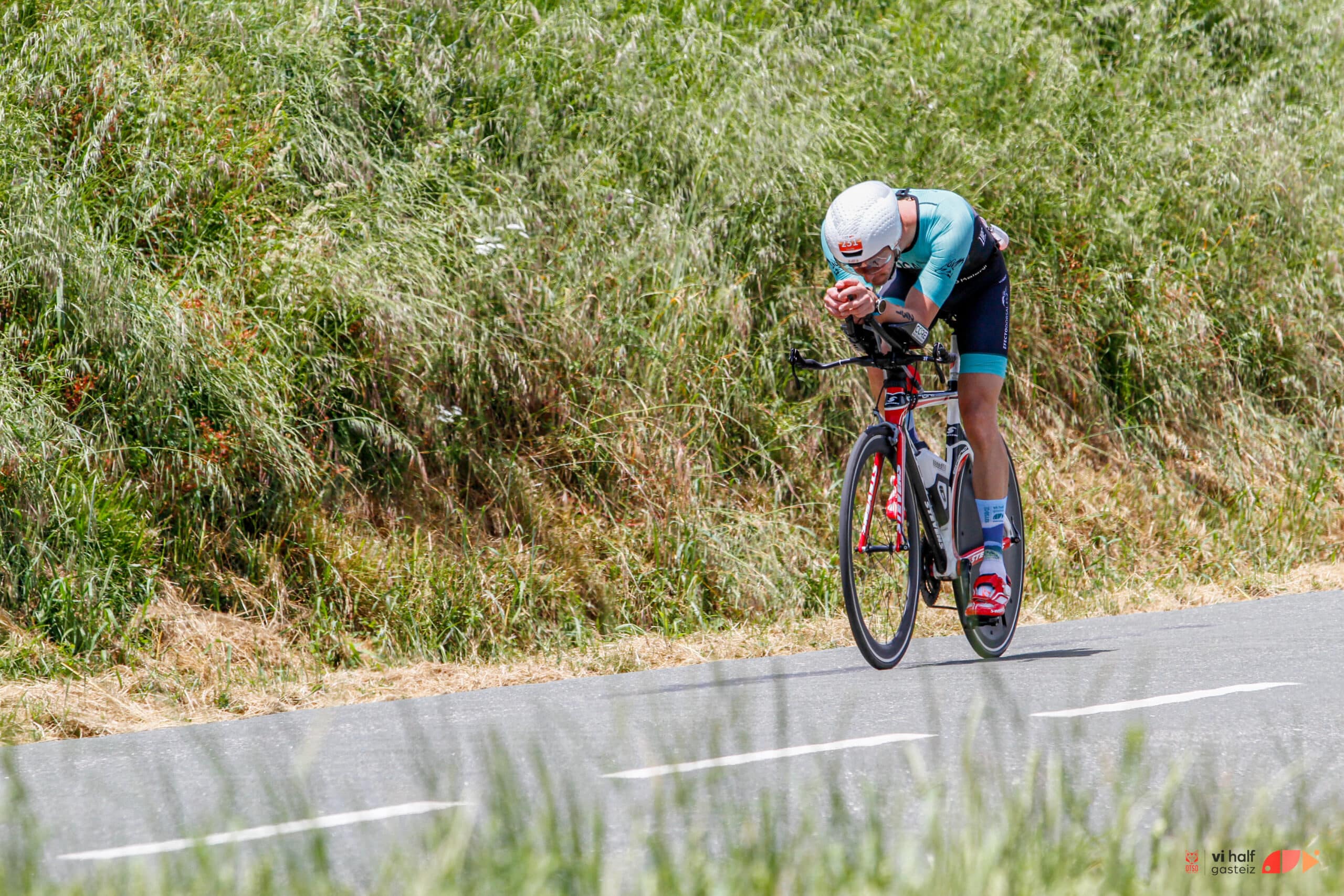 Triatleta con casco aero en carrera