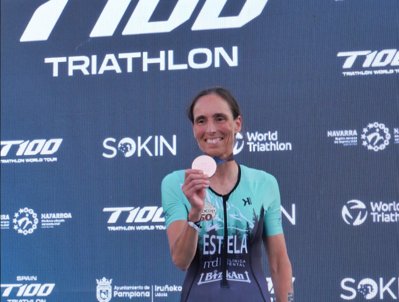 Estela con su medalla en el podio de las T100 Triathlon World Tour